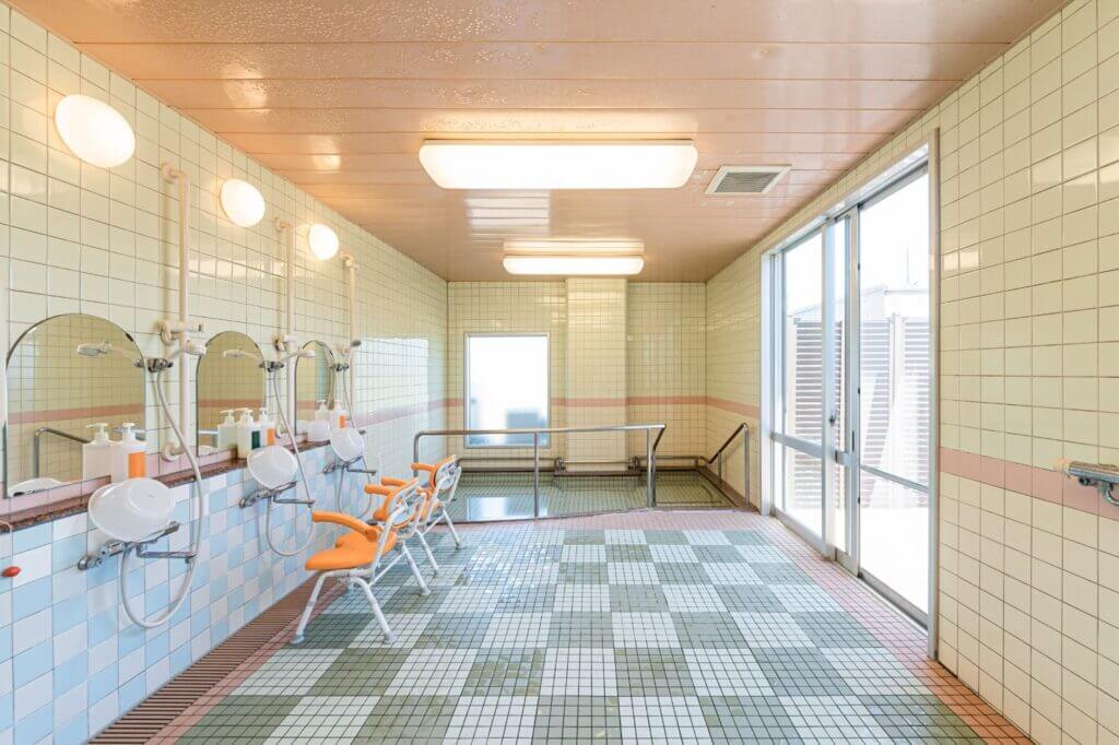 旅館 人手不足 倒産 回避